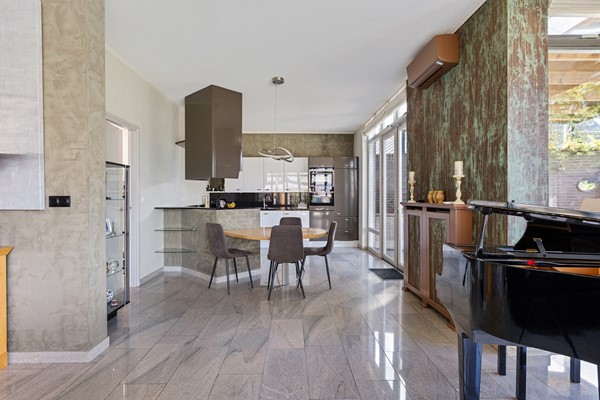 Photo - For sale: UNIQUE OPPORTUNITY! DETACHED, ABUNDANT SPACE. SCHEDULE YOUR VIEWING!
